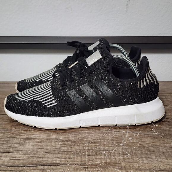 Adidas Swift Run Women's Athletic Running Shoes Sneakers Size 10.5 Core Black - Picture 1 of 9